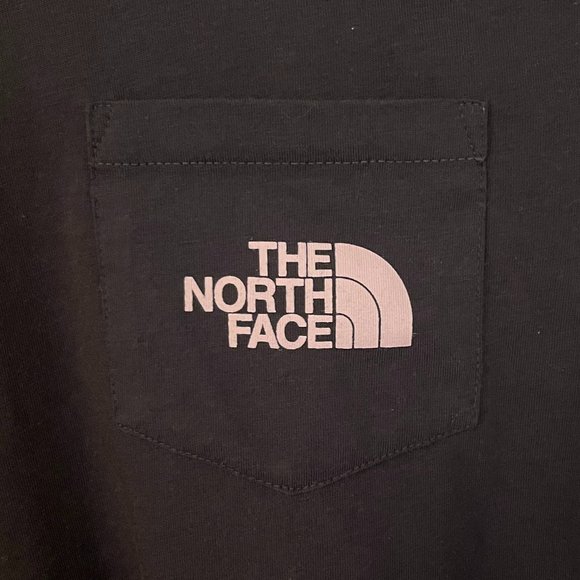NWOT The North Face Short Sleeve Floral Logo Pocket Tee, Charcoal, Size Small - Picture 3 of 5